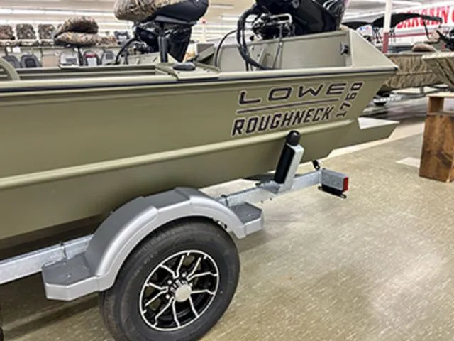 Slide: The Image of Lowe Roughneck RX1760 Pathfinder 2026 - 4