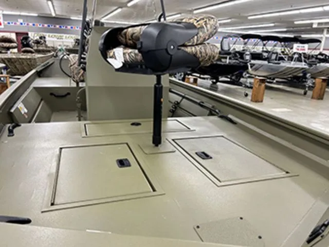 Slide: The Image of Lowe Roughneck RX1760 Pathfinder 2026 - 8