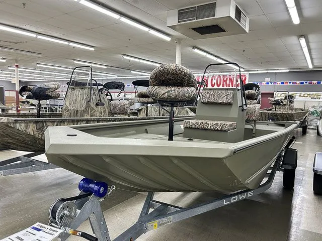 Slide: The Image of Lowe Roughneck RX1860 CC 2026 - 3