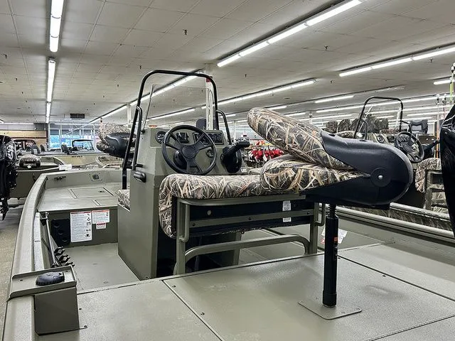 Slide: The Image of Lowe Roughneck RX1860 CC 2026 - 4