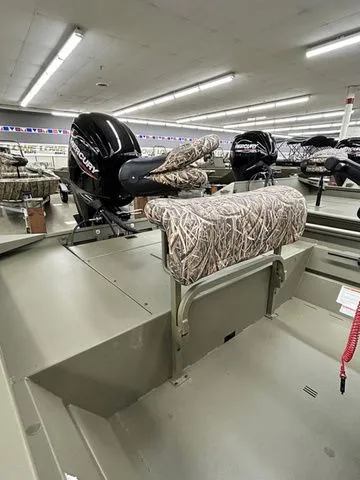 Slide: The Image of Lowe Roughneck RX1860 CC 2026 - 6