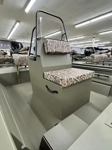 Slide: The Image of Lowe Roughneck RX1860 CC 2026 - 7