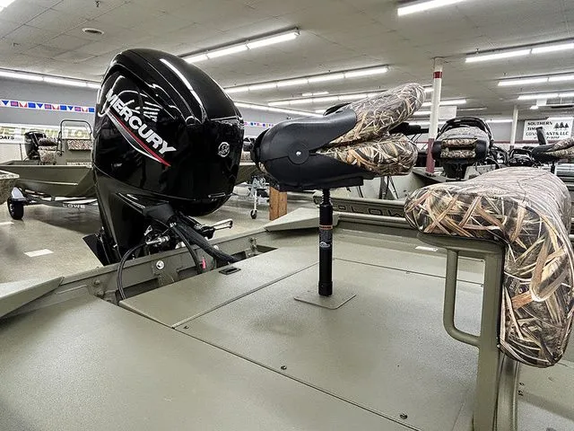 Slide: The Image of Lowe Roughneck RX1860 CC 2026 - 8