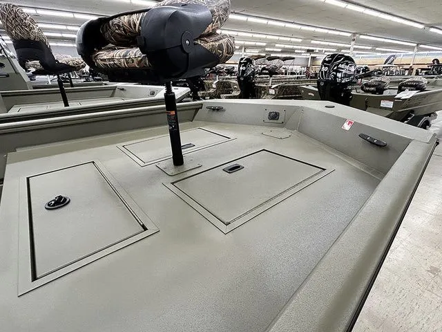 Slide: The Image of Lowe Roughneck RX1860 CC 2026 - 9