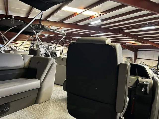 Slide: The Image of Sun Tracker Party Barge 20 DLX 2026 - 16