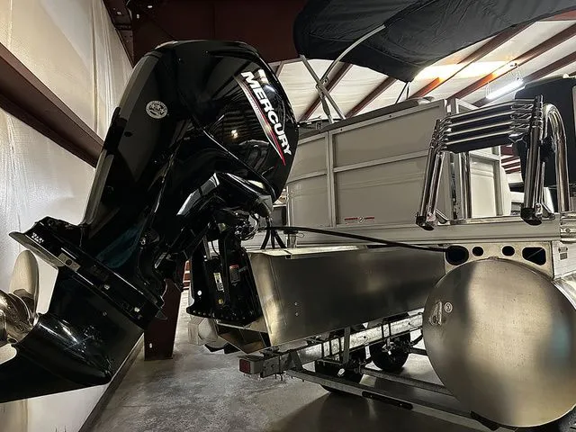 Slide: The Image of Sun Tracker Party Barge 20 DLX 2026 - 21