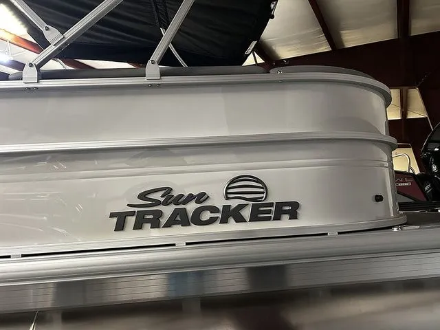 Slide: The Image of Sun Tracker Party Barge 20 DLX 2026 - 3