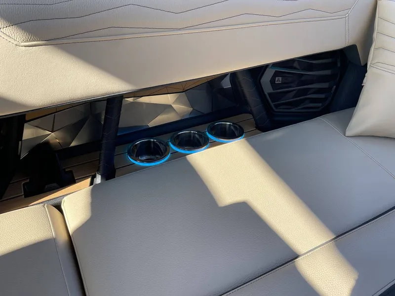 Slide: The Image of Nautique G23 2025 - 18