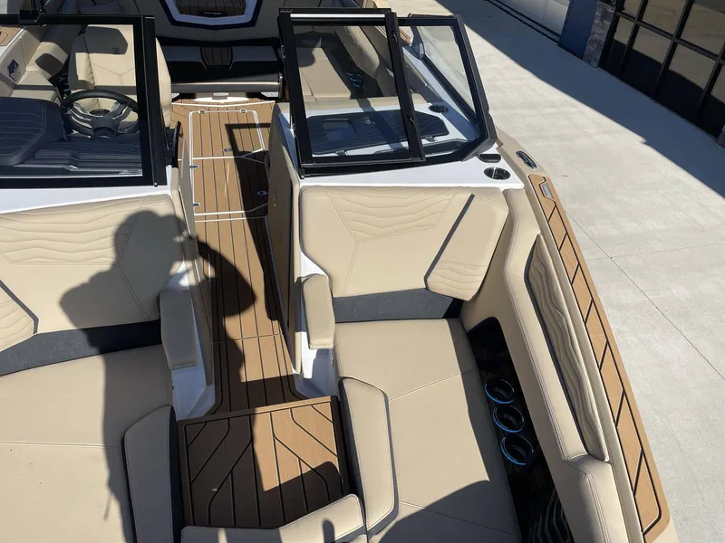 Slide: The Image of Nautique G23 2025 - 30