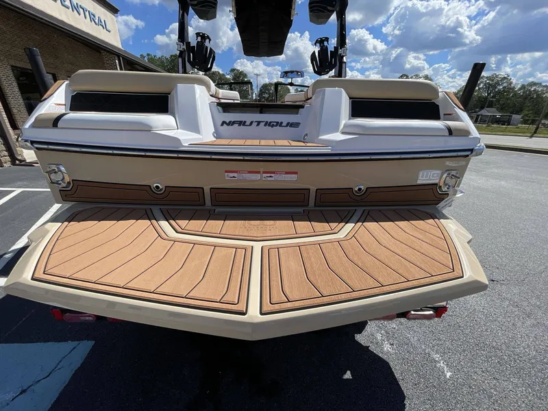 Slide: The Image of Nautique Super Air Nautique GS22 2025 - 8