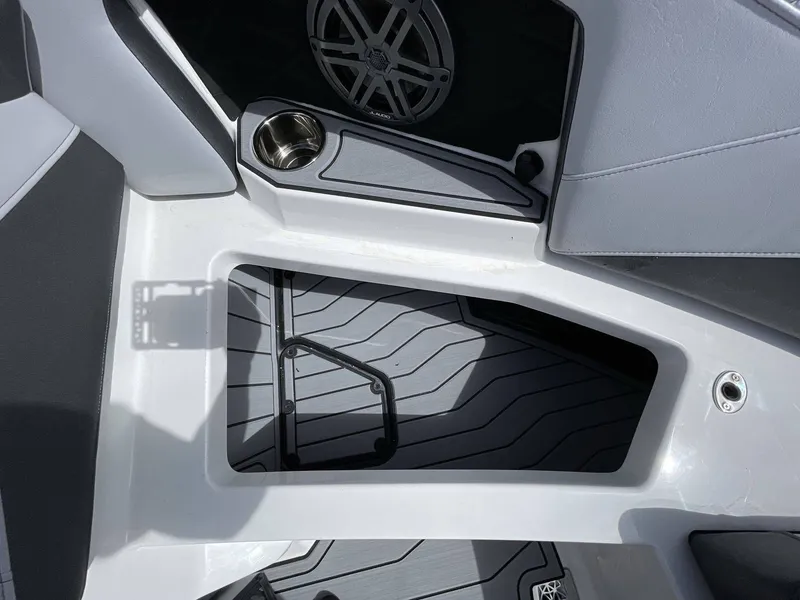 Slide: The Image of Nautique Super Air Nautique S21 2025 - 25