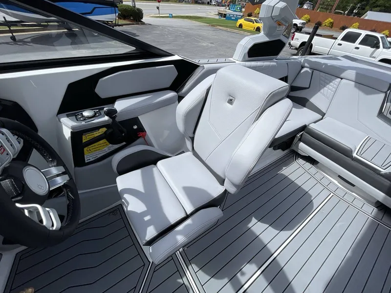 Slide: The Image of Nautique Super Air Nautique S21 2025 - 28
