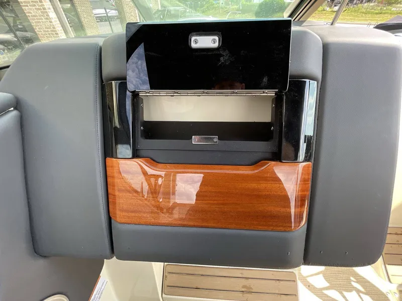 Slide: The Image of Chris-Craft 28 SPORTSTER SURF 2025 - 17