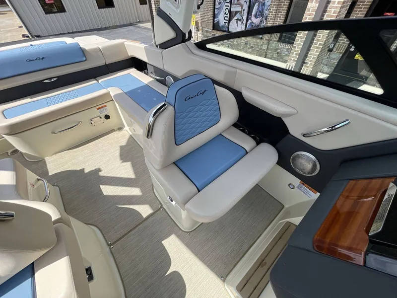 Slide: The Image of Chris-Craft 28 SPORTSTER SURF 2025 - 32