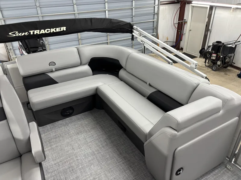 Slide: The Image of Sun Tracker Party Barge 20 DLX 2026 - 14