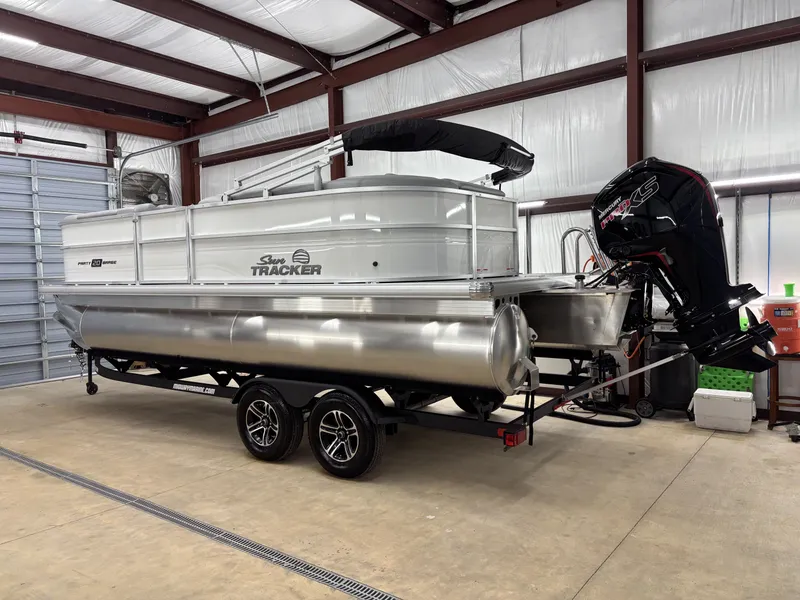 Slide: The Image of Sun Tracker Party Barge 20 DLX 2026 - 9