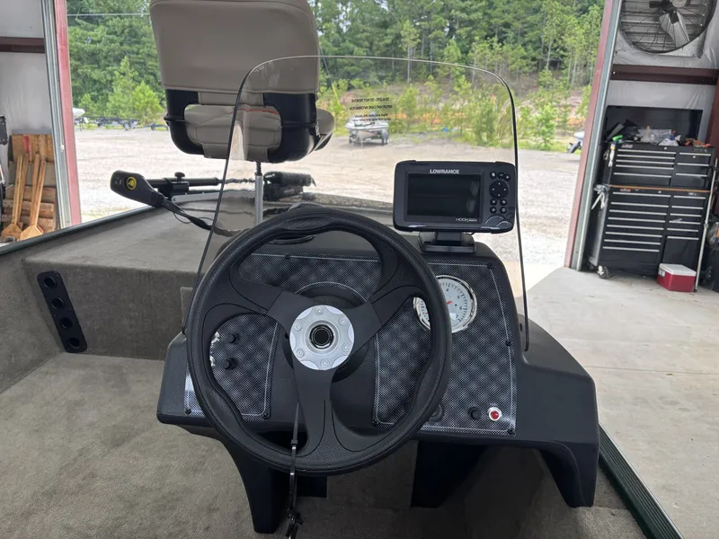 Slide: The Image of Tracker Bass Tracker Classic Limited 2026 - 12