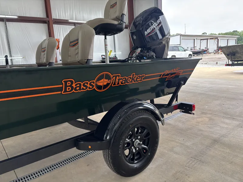 Slide: The Image of Tracker Bass Tracker Classic Limited 2026 - 3