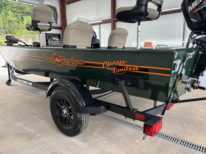 Slide: The Image of Tracker Bass Tracker Classic Limited 2026 - 4