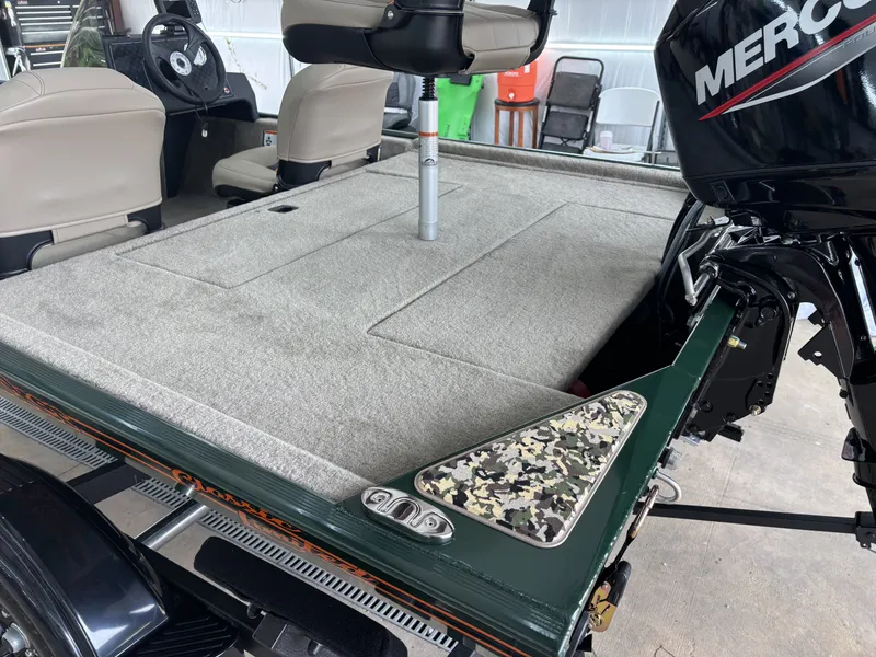 Slide: The Image of Tracker Bass Tracker Classic Limited 2026 - 6