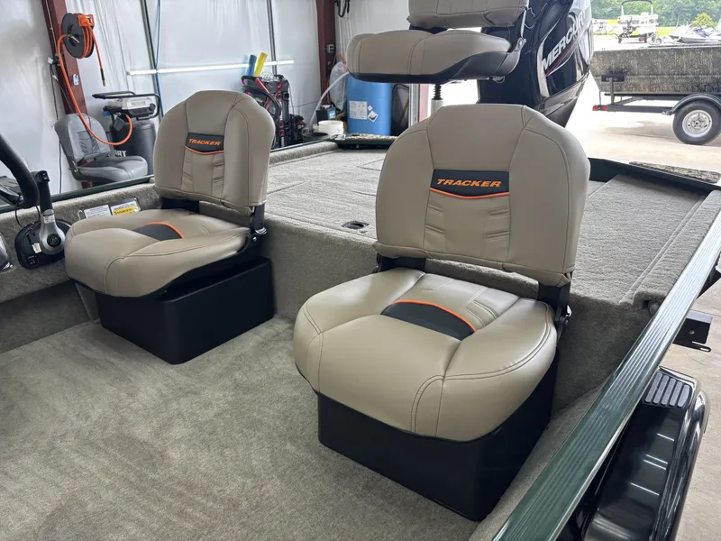 Slide: The Image of Tracker Bass Tracker Classic Limited 2026 - 7