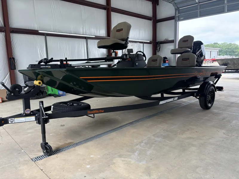 Slide: The Image of Tracker Bass Tracker Classic Limited 2026 - 9