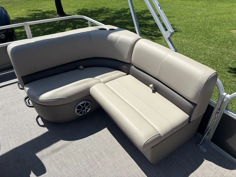 Slide: The Image of Sun Tracker Party Barge 18 DLX 2025 - 10