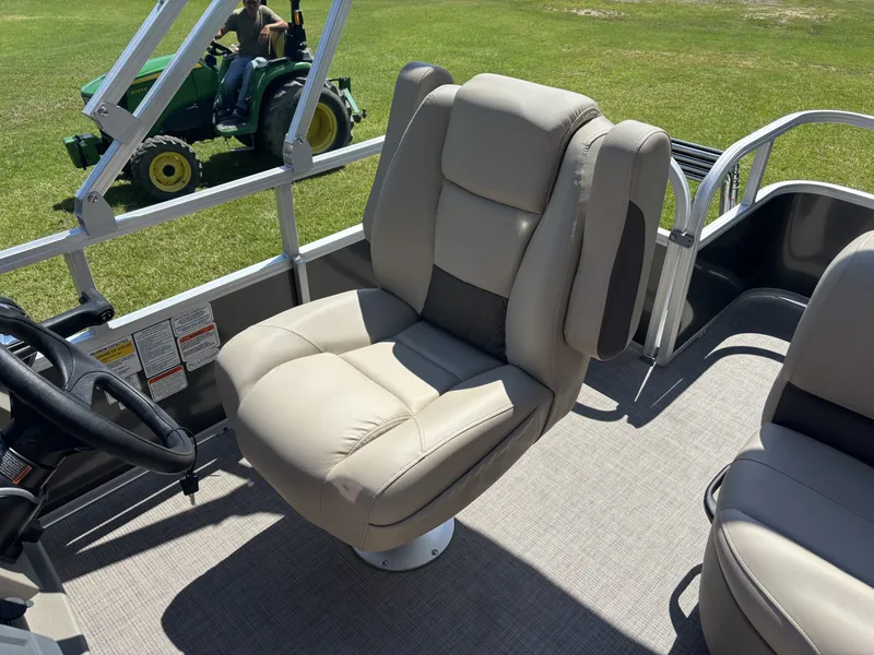 Slide: The Image of Sun Tracker Party Barge 18 DLX 2025 - 11