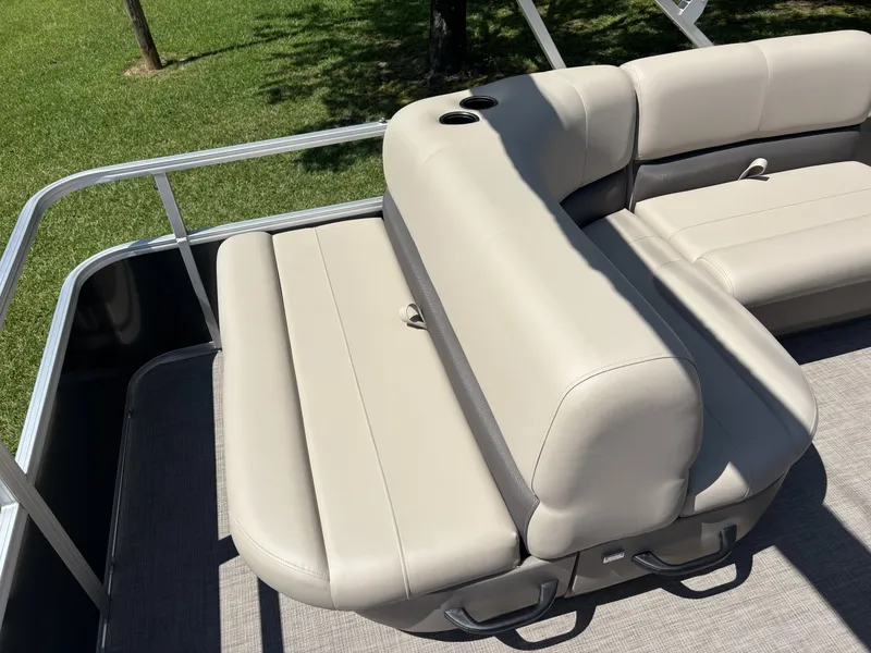 Slide: The Image of Sun Tracker Party Barge 18 DLX 2025 - 12