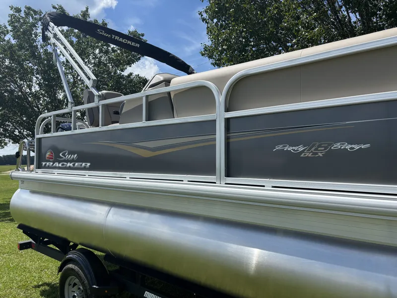 Slide: The Image of Sun Tracker Party Barge 18 DLX 2025 - 4