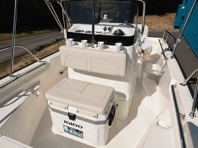 Slide: The Image of Boston Whaler 150 Montauk 2025 - 12