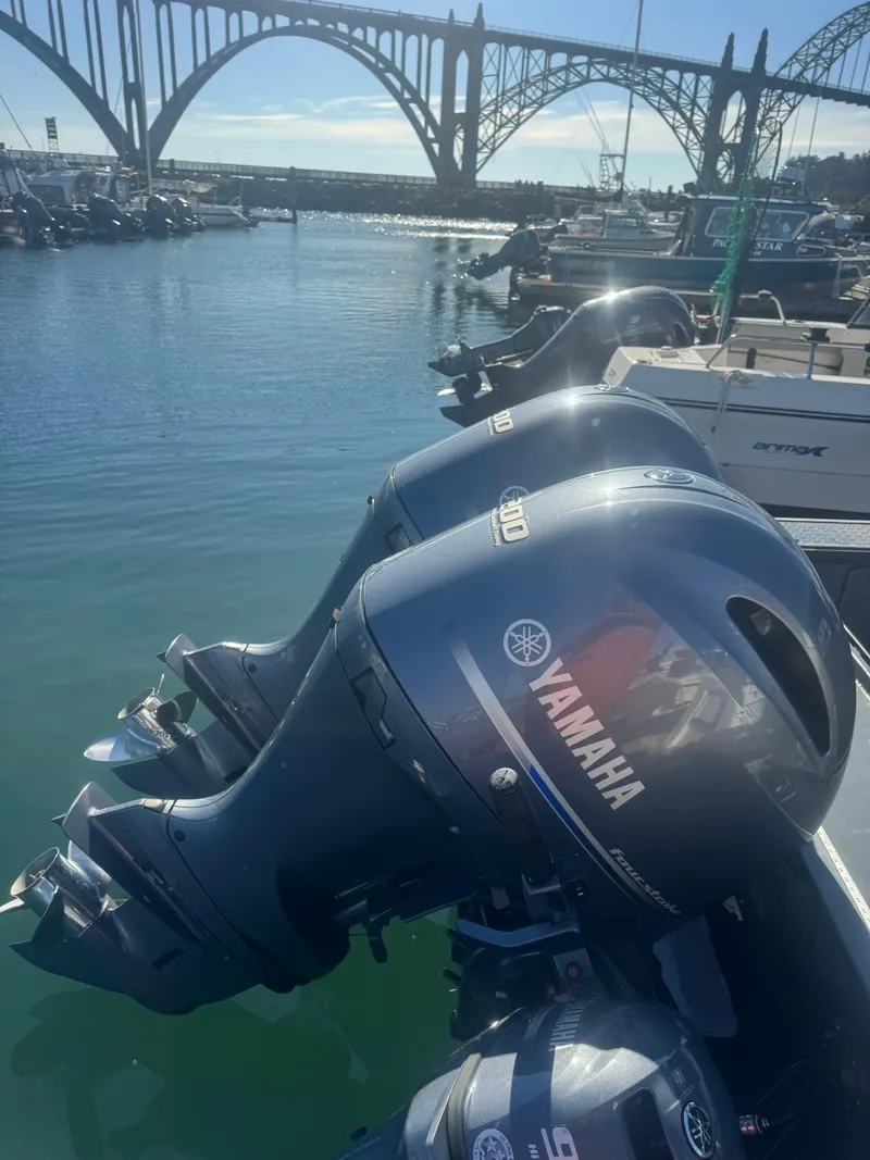 Slide: The Image of Yamaha outboard motors on a 2022 Umpqua Marina 26 Bay Series boat, with bridge in background. - 7
