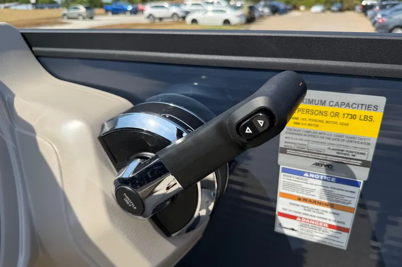 Slide: The Image of Throttle control of 2025 Flagship E22RF Sport Toon boat with capacity label. - 81