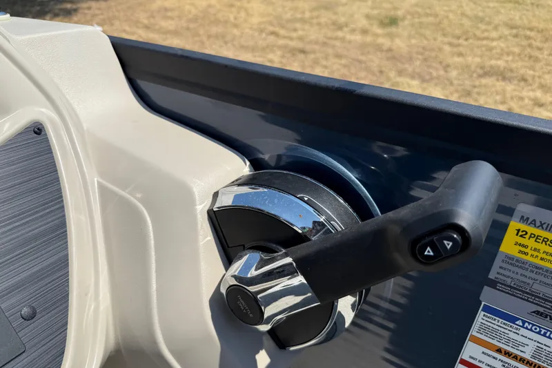 Slide: The Image of Throttle control of 2025 Flagship F22CU SPORT TOON boat, with capacity label visible. - 46