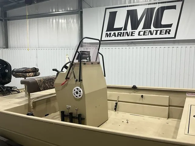 Slide: The Image of Crestliner 2070 Retriever CC/SC 2022 - 7