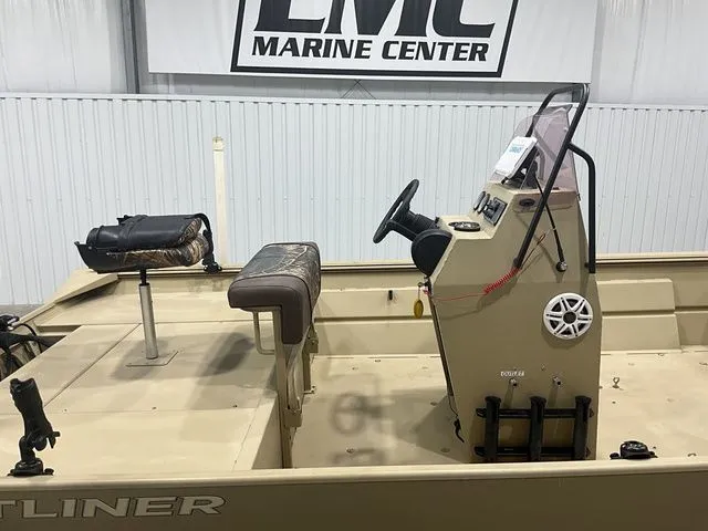 Slide: The Image of Crestliner 2070 Retriever CC/SC 2022 - 8