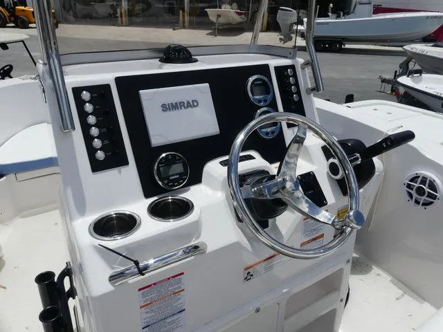 Slide: The Image of Robalo R180 Center Console 2023 - 7