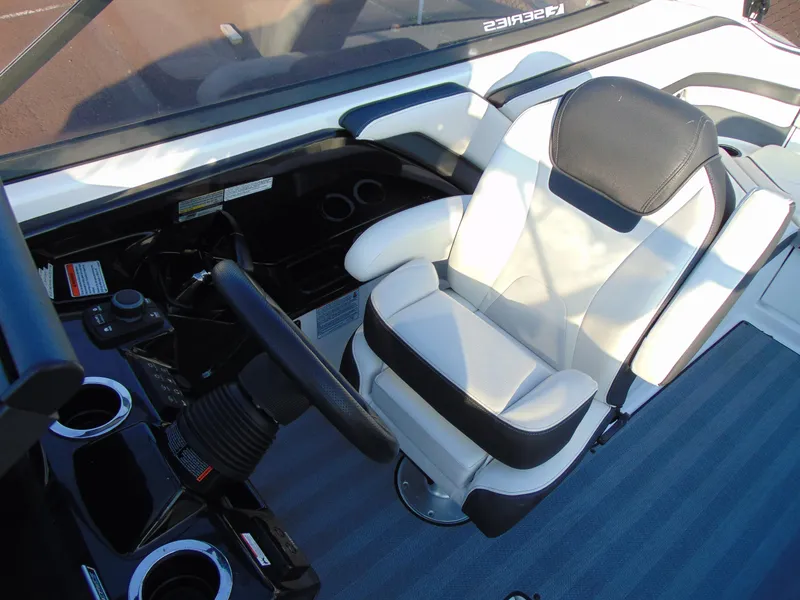 Slide: The Image of 2019 Yamaha Boats 242 Limited S E-Series cockpit with steering wheel and captain's chair. - 12