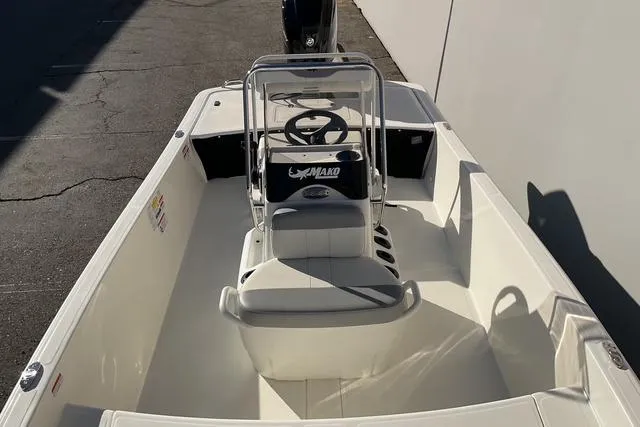 Slide: The Image of 2025 Mako Pro Skiff 17 CC boat interior with steering console and seating. - 19