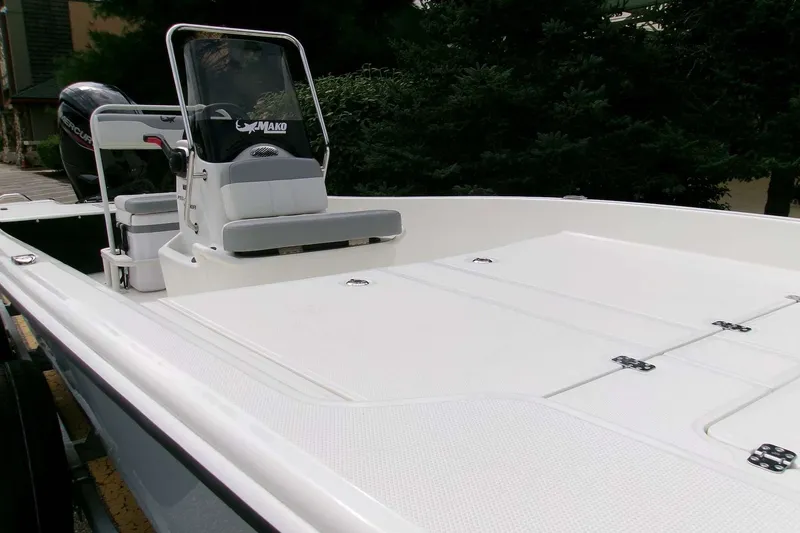 Slide: The Image of 2025 Mako Pro Skiff 17 CC boat with center console and spacious deck. - 3
