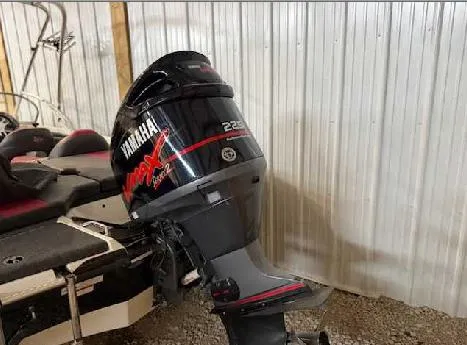 Slide: The Image of 2009 Ranger 211 Reata boat with Yamaha VMAX 225 outboard motor in storage. - 6