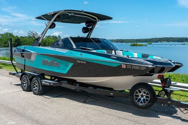Slide: The Image of Malibu Wakesetter 23 MXZ 2022 - 2