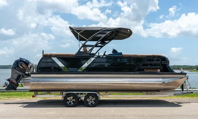 Slide: The Image of Veranda VR22RC Tri-Toon 2025 - 1