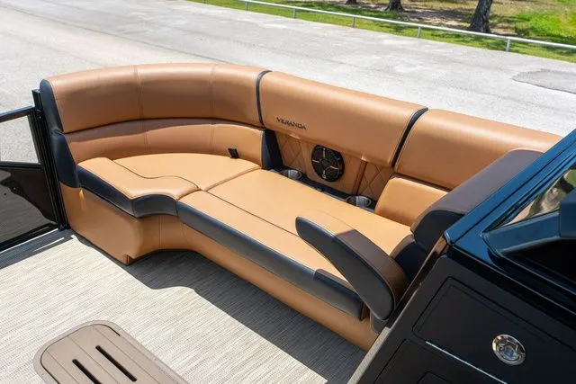 Slide: The Image of Veranda VR22RC Tri-Toon 2025 - 10