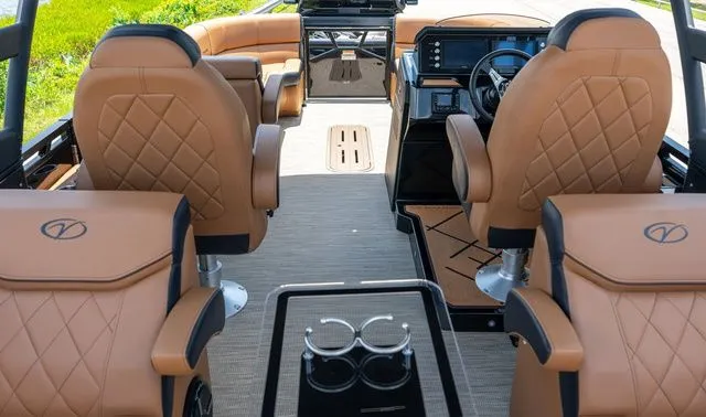 Slide: The Image of Veranda VR22RC Tri-Toon 2025 - 14