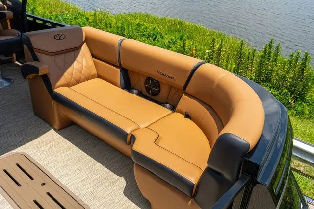 Slide: The Image of Veranda VR22RC Tri-Toon 2025 - 16