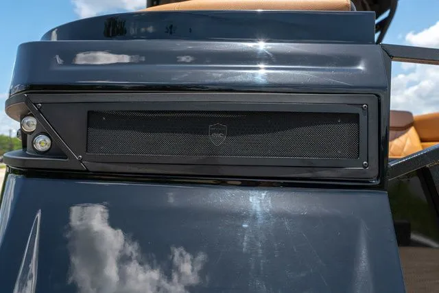 Slide: The Image of Veranda VR22RC Tri-Toon 2025 - 18