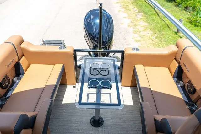 Slide: The Image of Veranda VR22RC Tri-Toon 2025 - 19