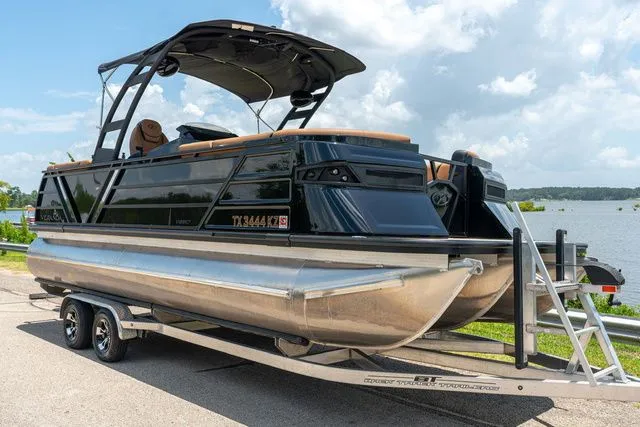 Slide: The Image of Veranda VR22RC Tri-Toon 2025 - 2