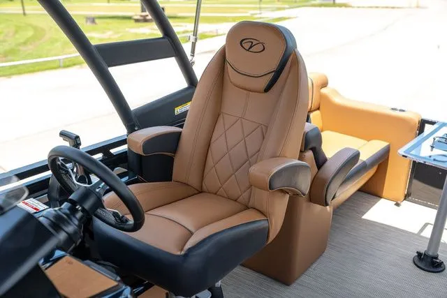 Slide: The Image of Veranda VR22RC Tri-Toon 2025 - 20